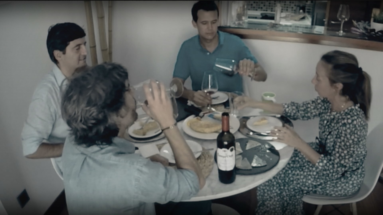 Así se transmite el coronavirus en una cena con amigos