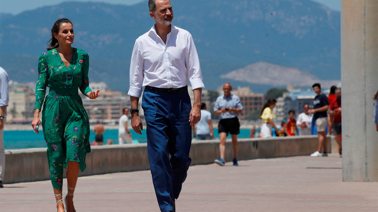 Los Reyes recorren la playa de Palma en su visita a la capital balear