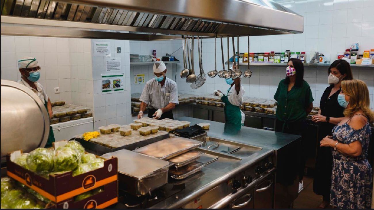 La alcaldesa de Móstoles visita una cocina
