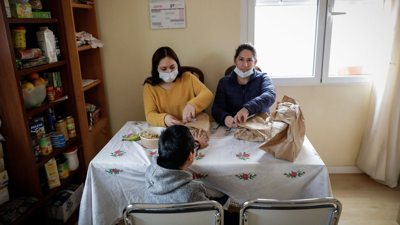Una familia de Carabanchel prueban el menú de la ONG del chef José Andrés