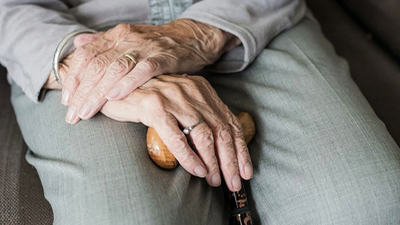 “Su madre no cumple los requisitos para llevarla al hospital”