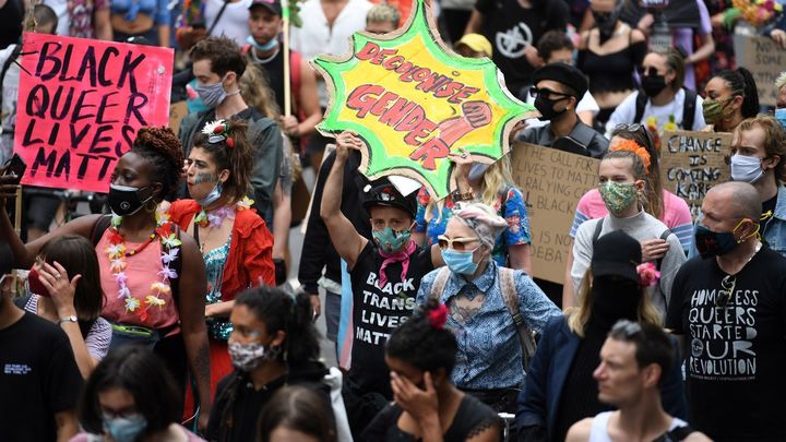 Activistas marchan en Londres mientras el Orgullo se vive también en internet