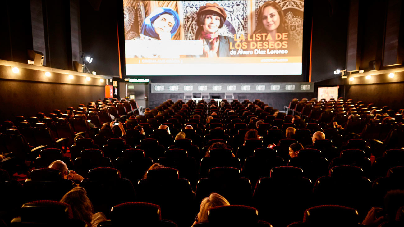 Espectadores protegidos con mascarillas esperan el comienzo de la película 'La Lista de los Deseos', dentro del BCN FILM FEST