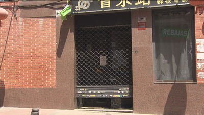 Decenas de comercios chinos siguen sin levantar el cierre en Usera por precaución