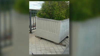 Los vecinos reclaman la retirada de los 'maceteros gigantes' de la Gran Vía de Villaverde