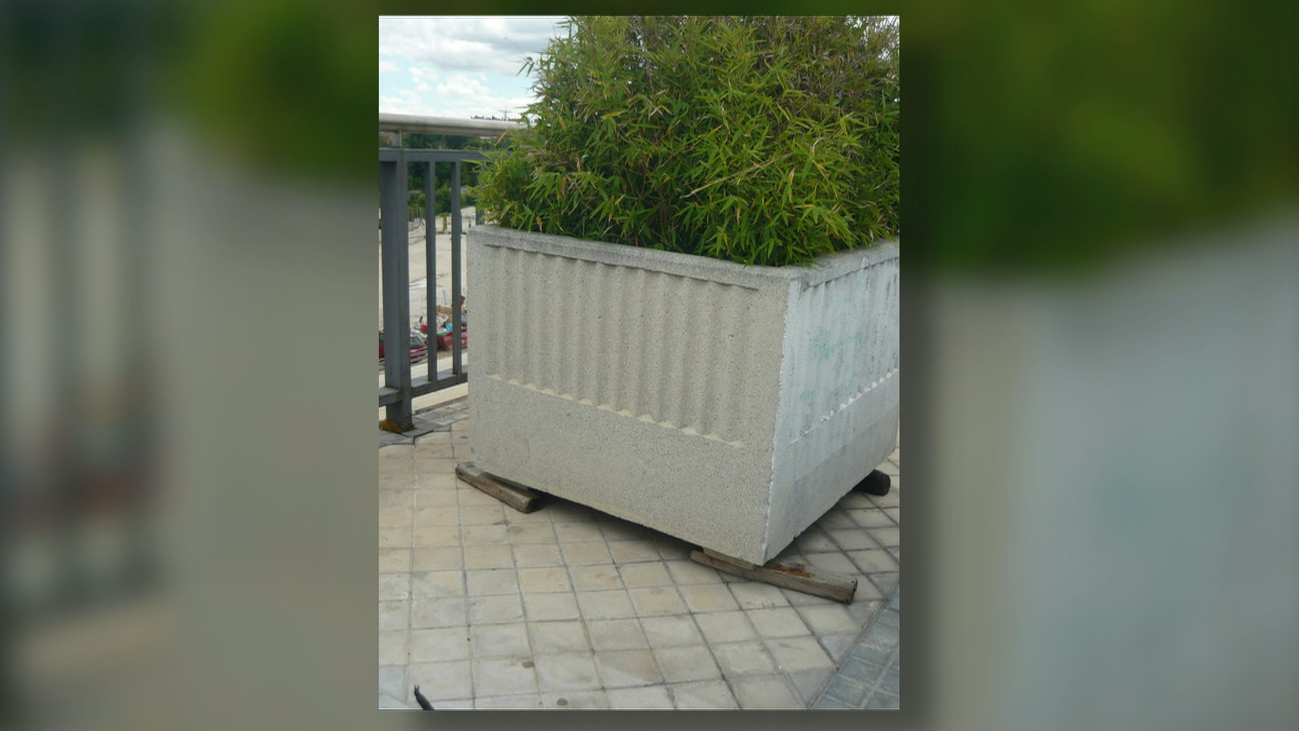 Los vecinos reclaman la retirada de los 'maceteros gigantes' de la Gran Vía de Villaverde