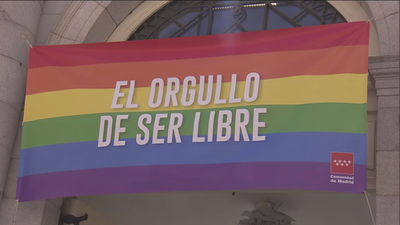 Aguado coloca la bandera LGTBI en la sede de la Vicepresidencia