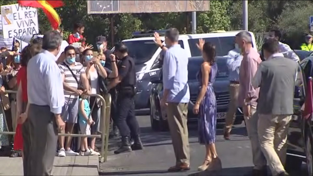 Los Reyes recibidos con ‘¡vivas!’ y reivindicaciones en el barrio de ‘Las Tres Mil Viviendas’ de Sevilla