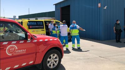 Muere un trabajador al caerle encima la pala de una retroexcavadora en una nave de Griñón