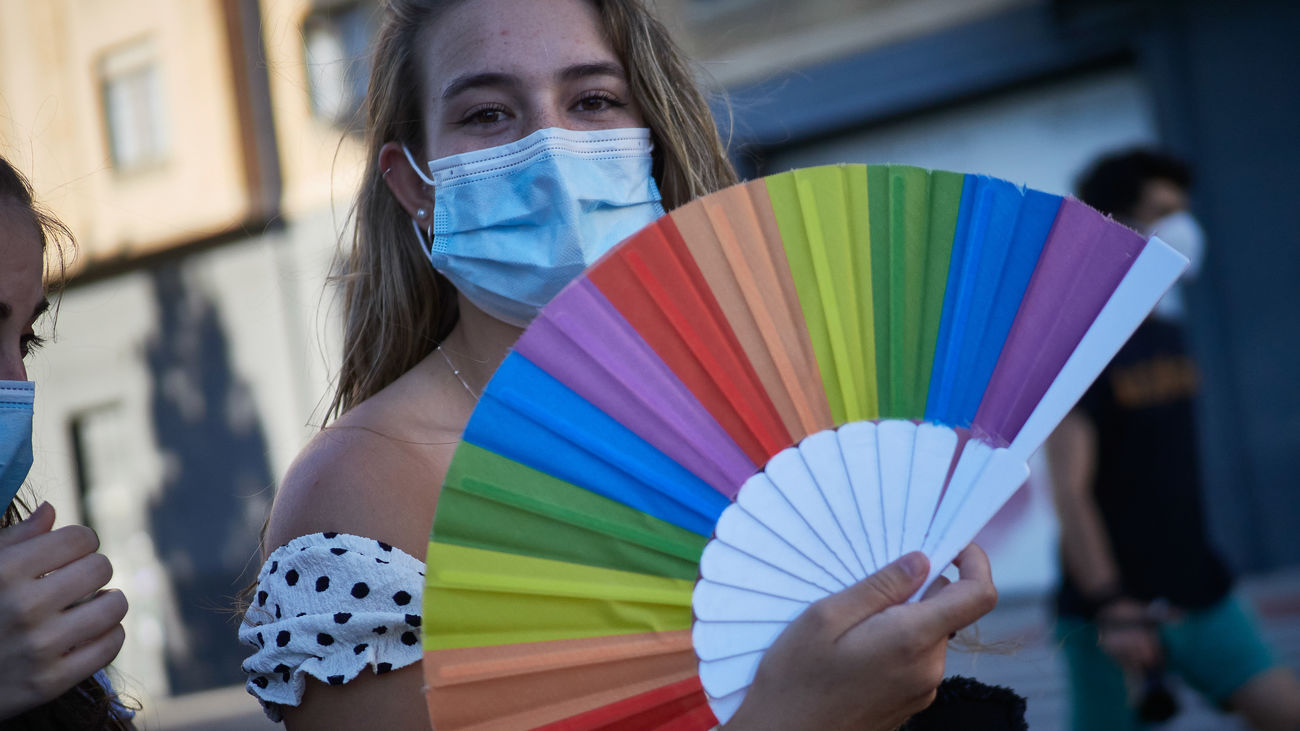 Una joven celebra el Orgullo con un abanico arcoiris