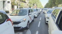 Los taxistas colapsan Madrid para reclamar una limitación del trabajo ante la falta de clientes