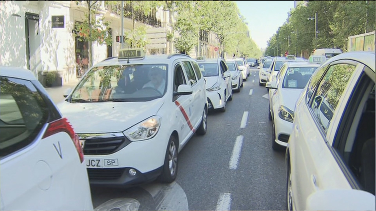 Los taxistas colapsan Madrid para reclamar una limitación del trabajo ante la falta de clientes