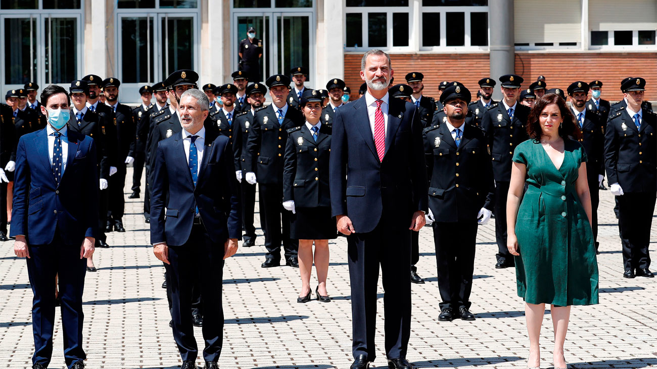 El rey agradece a la Policía Nacional su entrega durante la pandemia y rinde homenaje a los 11 agentes muertos