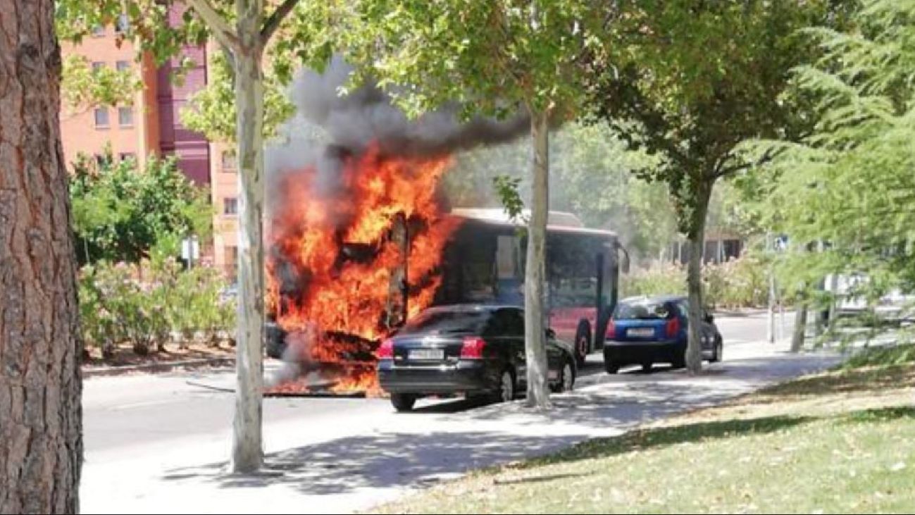 Arde en Fuenlabrada un autobús en plena calle sin causar heridos