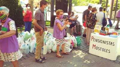 Los pensionistas de Móstoles recogen más de 700 kilos de alimentos para donar