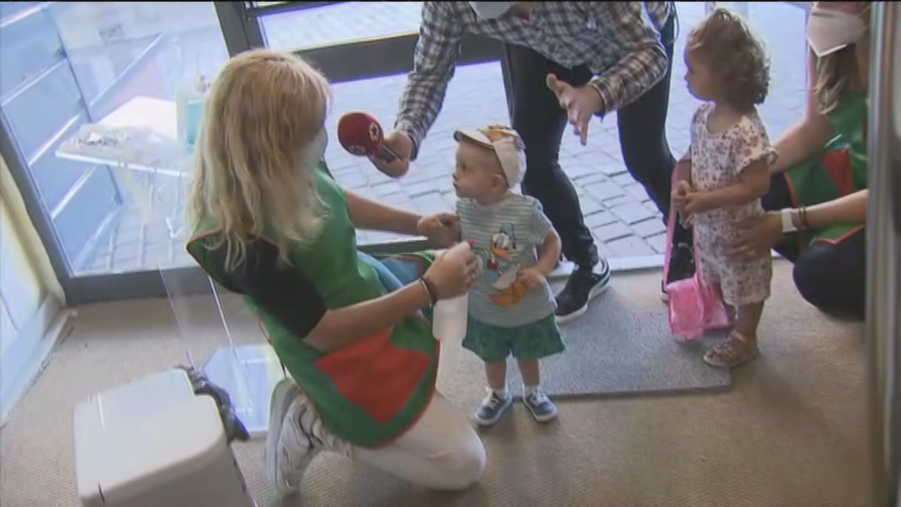 Con ilusión, alegría y nervios...  así han llegado los niños a las escuelas infantiles en su primer día