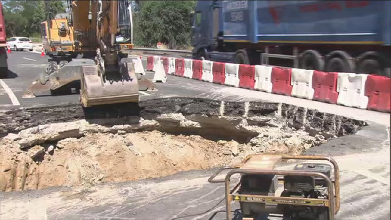 Problemas para el tráfico por un socavón en el kilómetro 18 de la M-506, en dirección Fuenlabrada