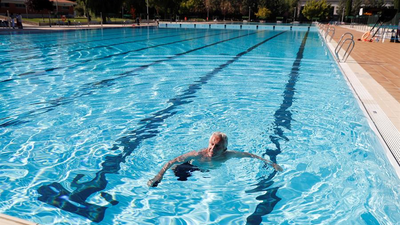 El primer chapuzón en las piscinas de Madrid alivia en calor de muchos madrileños