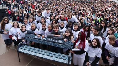 Fuenlabrada instala ya los 'bancos de la amistad' en centros para que alumnos denuncien situaciones de acoso