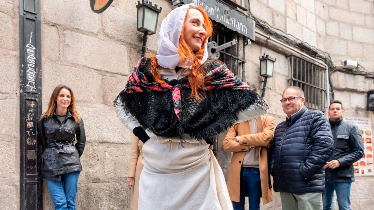 Una actriz recrea un pasaje de a vida del escritor Benito Pérez Galdós en las calles del centro de Madrid