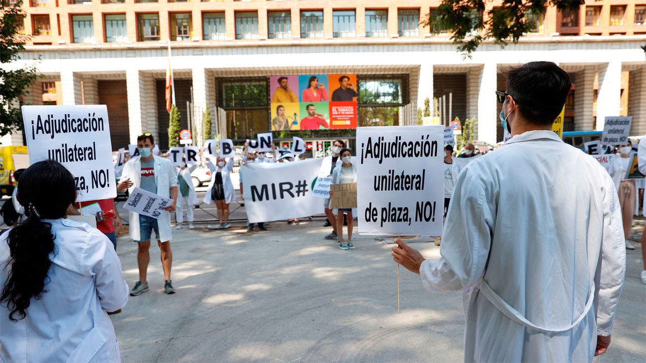 Residentes de medicina participan en una protesta ante el Ministerio de Sanidad