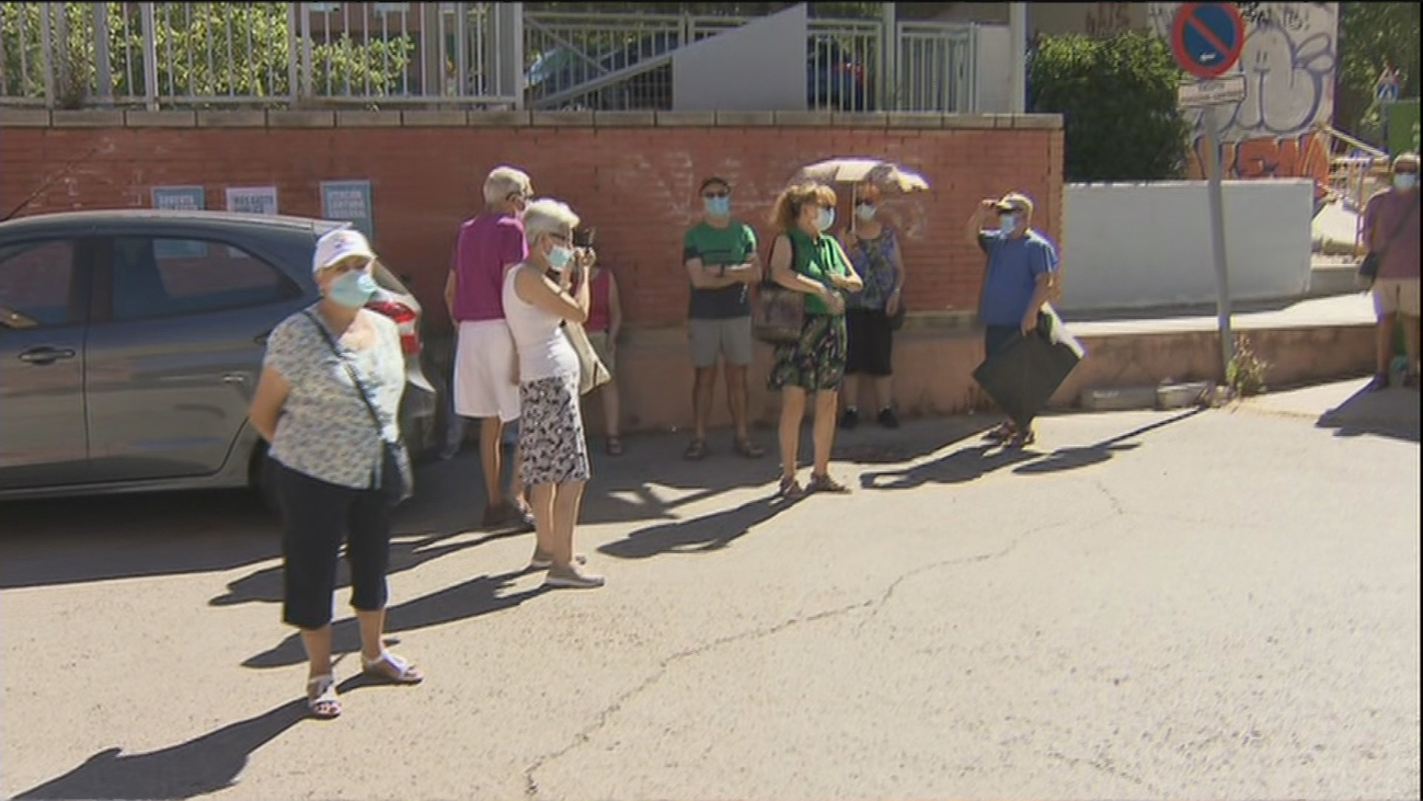 Vecinos de Rivas esperan a ser atendidos en un centro de salud bajo un sol abrasador