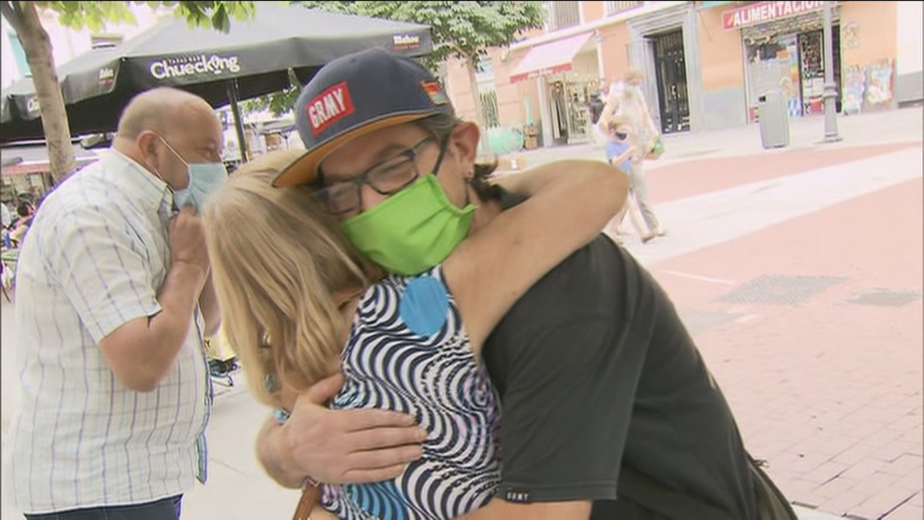 Evitar el contacto entre las caras, clave para un abrazo más seguro