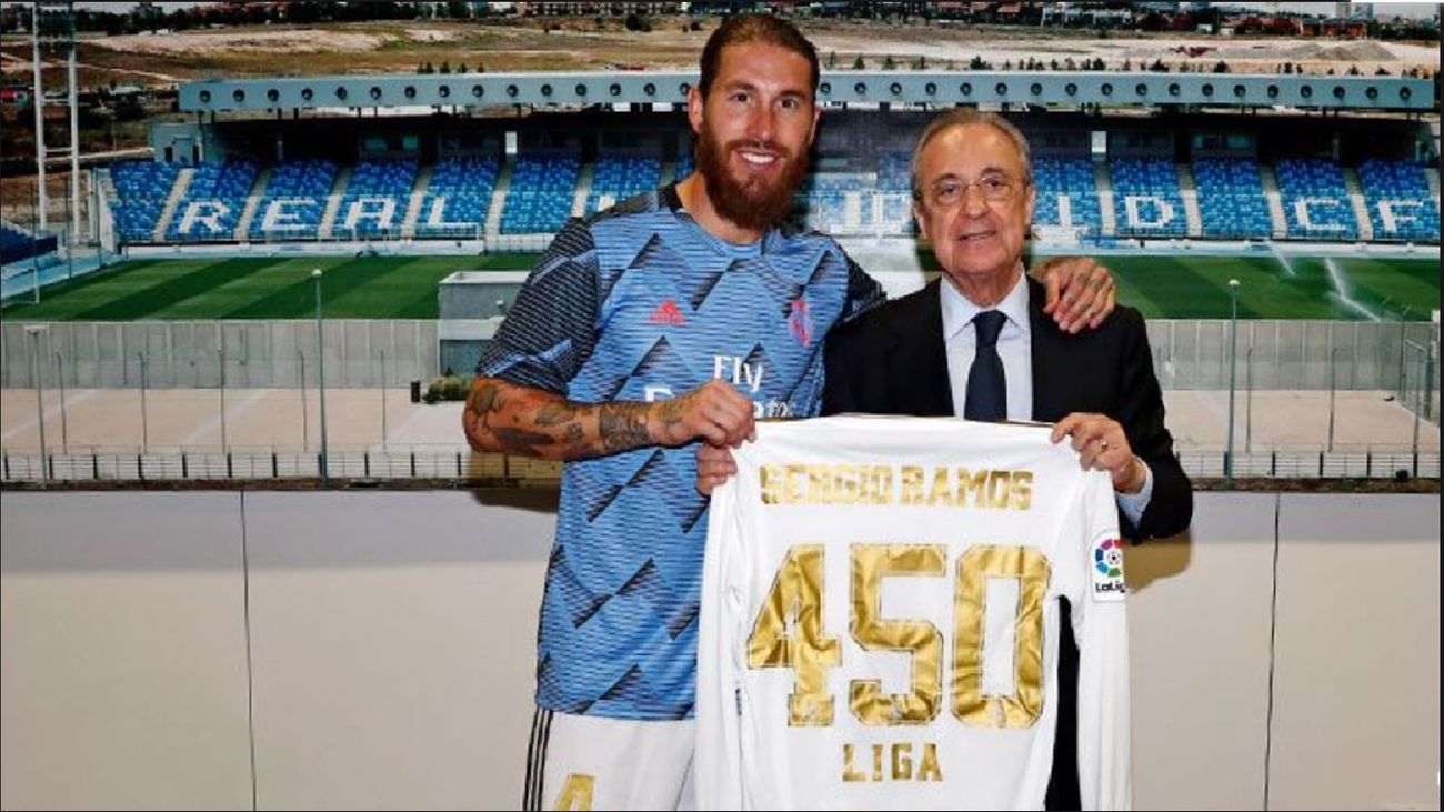 Florentino entrega a Ramos una camiseta conmemorativa por sus 450 partidos