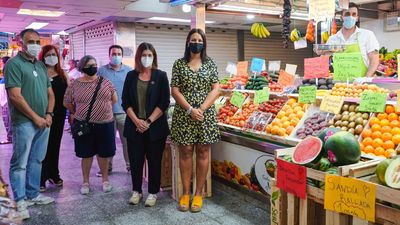 La alcaldesa de Móstoles muestra su apoyo a los comerciantes en una visita al Mercado de la Constitución