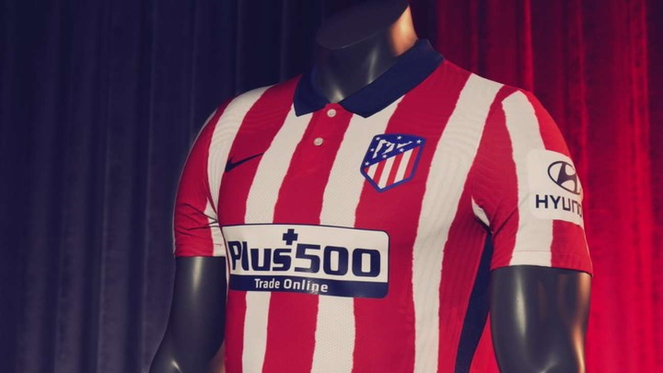 Cuello clásico y rayas rojo ardiente en la equipación 2020-21 del Atlético