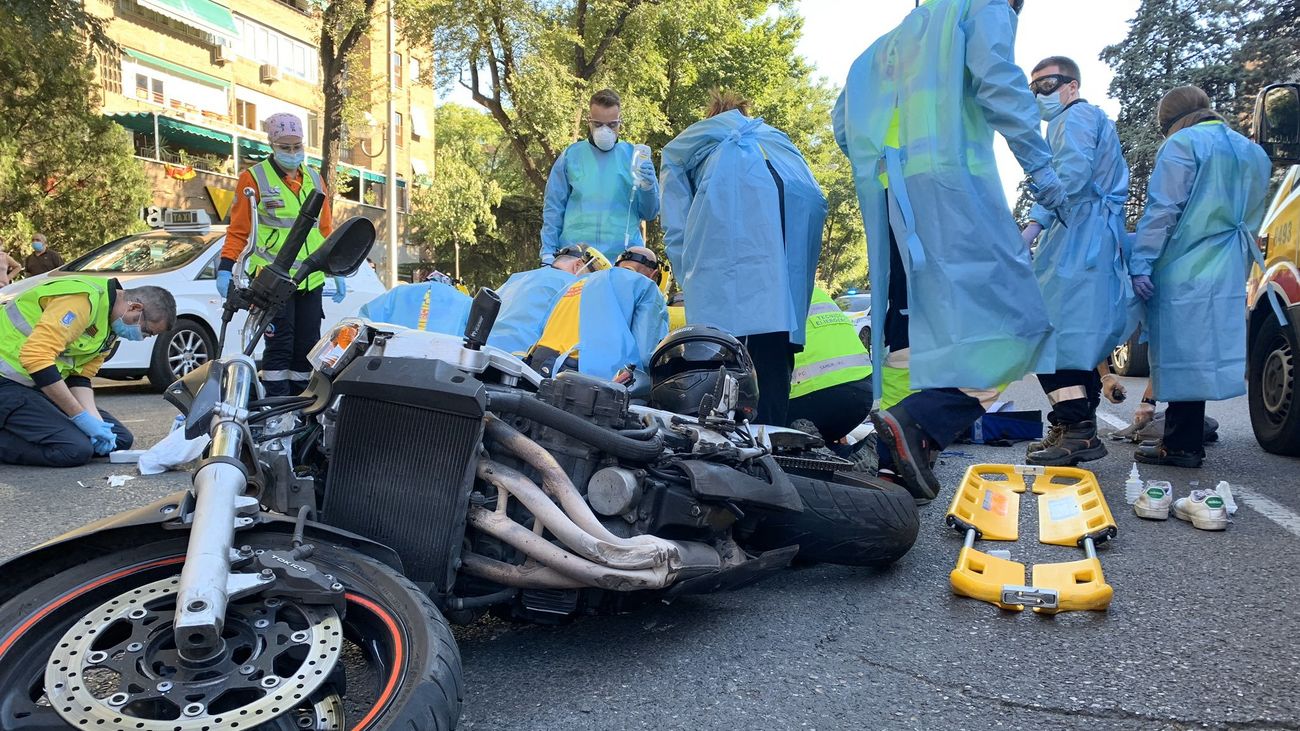 Herido un motorista tras perder control, arrancar semáforo y embestir un turismo en Doctor Esquerdo