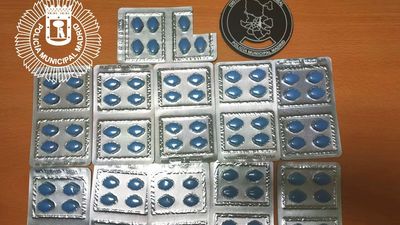 Intervenidas centenares de prendas y pastillas  falsificadas en  Ciudad Lineal