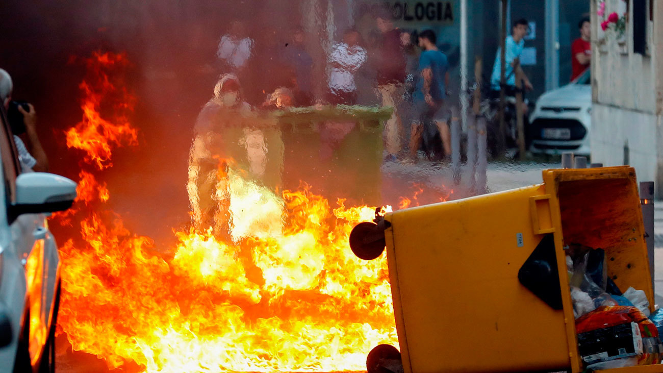 Quema de contenedores por radicales en San sebastián