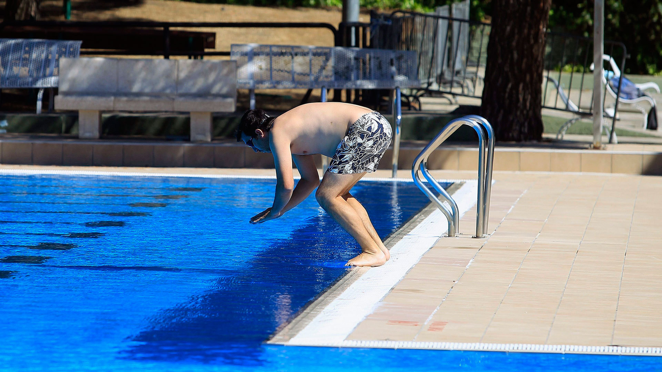 Crema solar y beber mucha agua para vencer al calor en Madrid