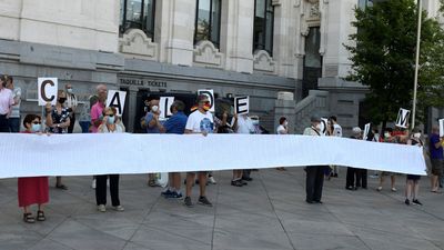Familiares de víctimas del franquismo acusan a Almeida de "volver a asesinar" a los fusilados al quitar el memorial del Este