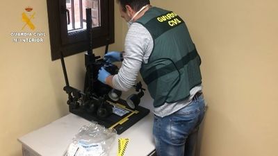 Tres detenidos y cuatro investigados por vender miles de mascarillas no homologadas en Madrid, Ávila y Valencia