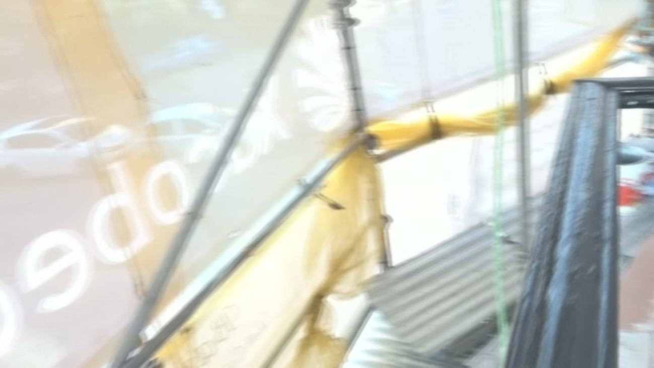 Vivir con una lona en la ventana