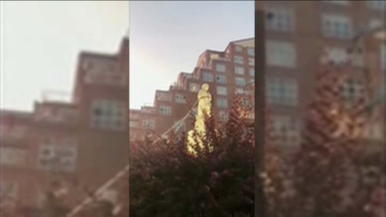 Destrozan una estatua de Cristóbal Colón en Baltimore y arrastran los pedazos al puerto