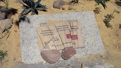 Destrozan la placa de homenaje a los Abogados de Atocha en Alcorcón