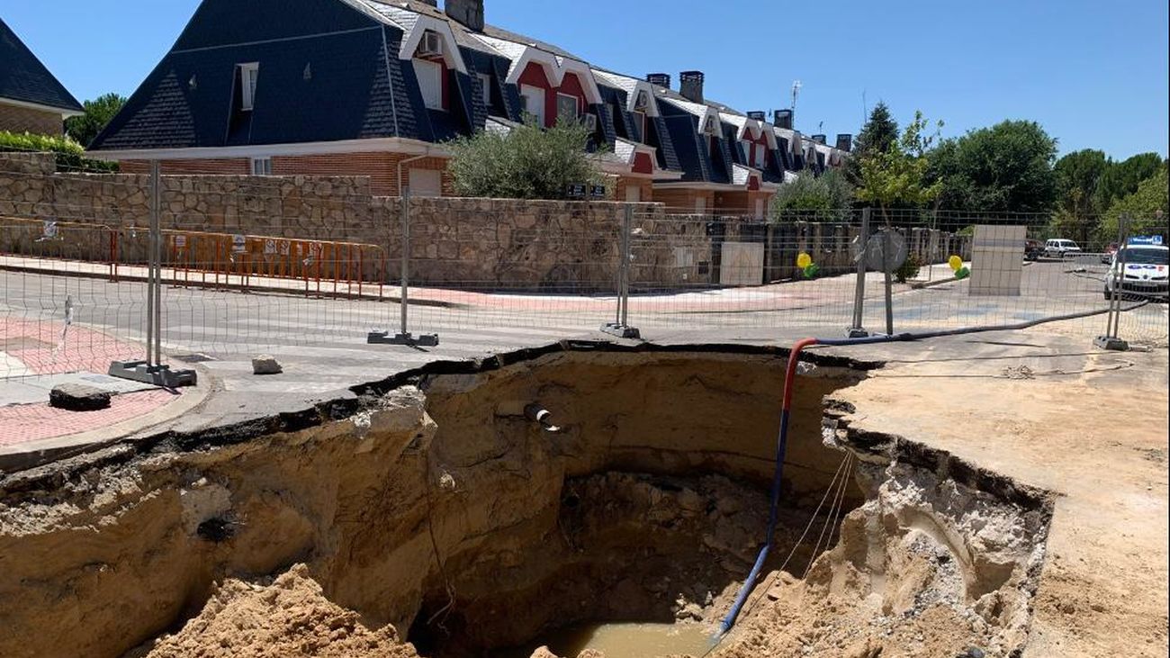 Gran socavón en una calle de Arroyomolinos