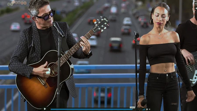 Alejandro Sanz da un concierto sorpresa en la M-30... y su placa en Moratalaz 'amanece' con pintadas