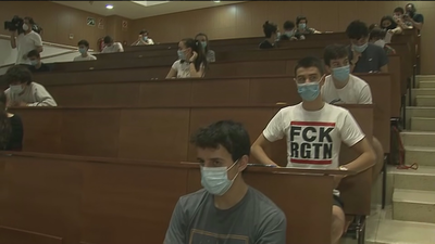 Comienza en Madrid la EvAU de la pandemia y ni la mascarilla tapa los nervios de los estudiantes