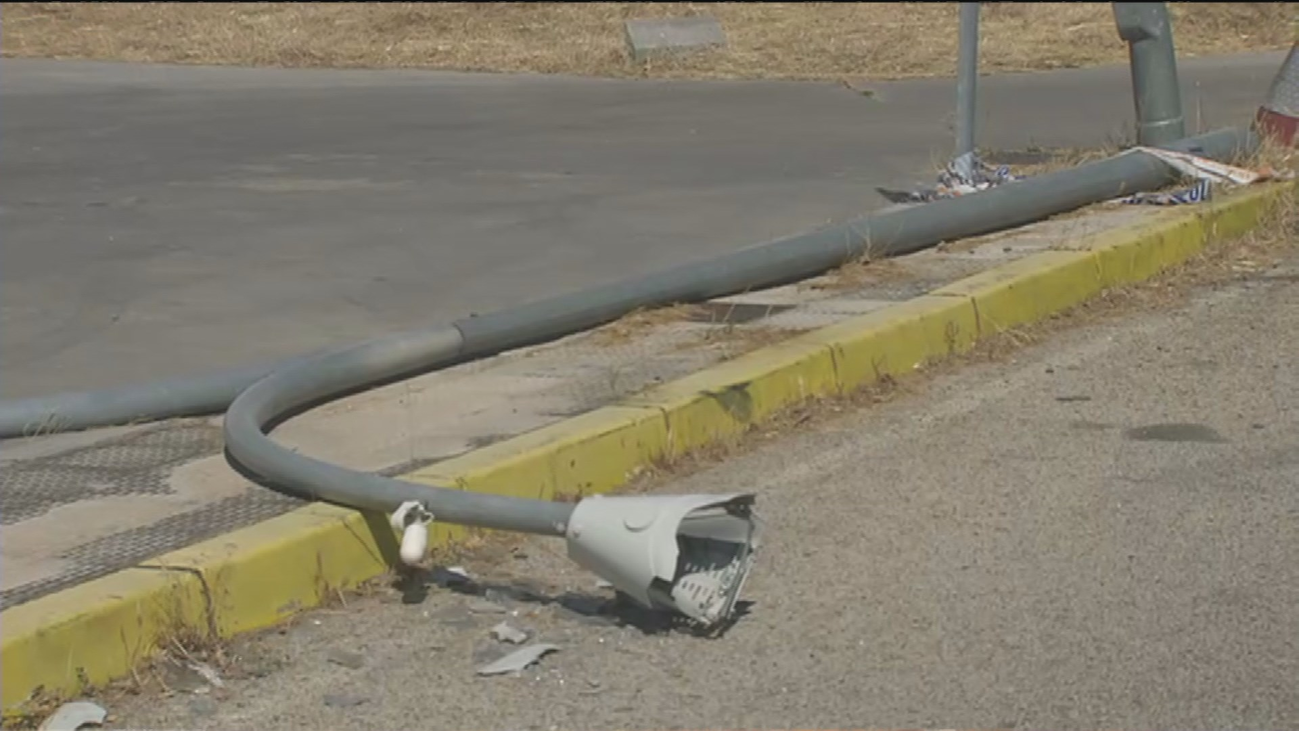Una farola abandonada en el suelo durante 5 meses en Humanes