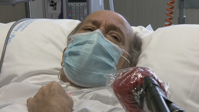 Cristóbal, el último paciente que sale de la UCI del Hospital de Parla tras 78 días