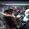 Quejas de viajeros de Metro de Madrid por estar parados en un tren 13 minutos tras un robo