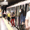 Viajeros de Metro de Madrid critican las aglomeraciones y la falta de trenes: "Imposible evitar contagios"