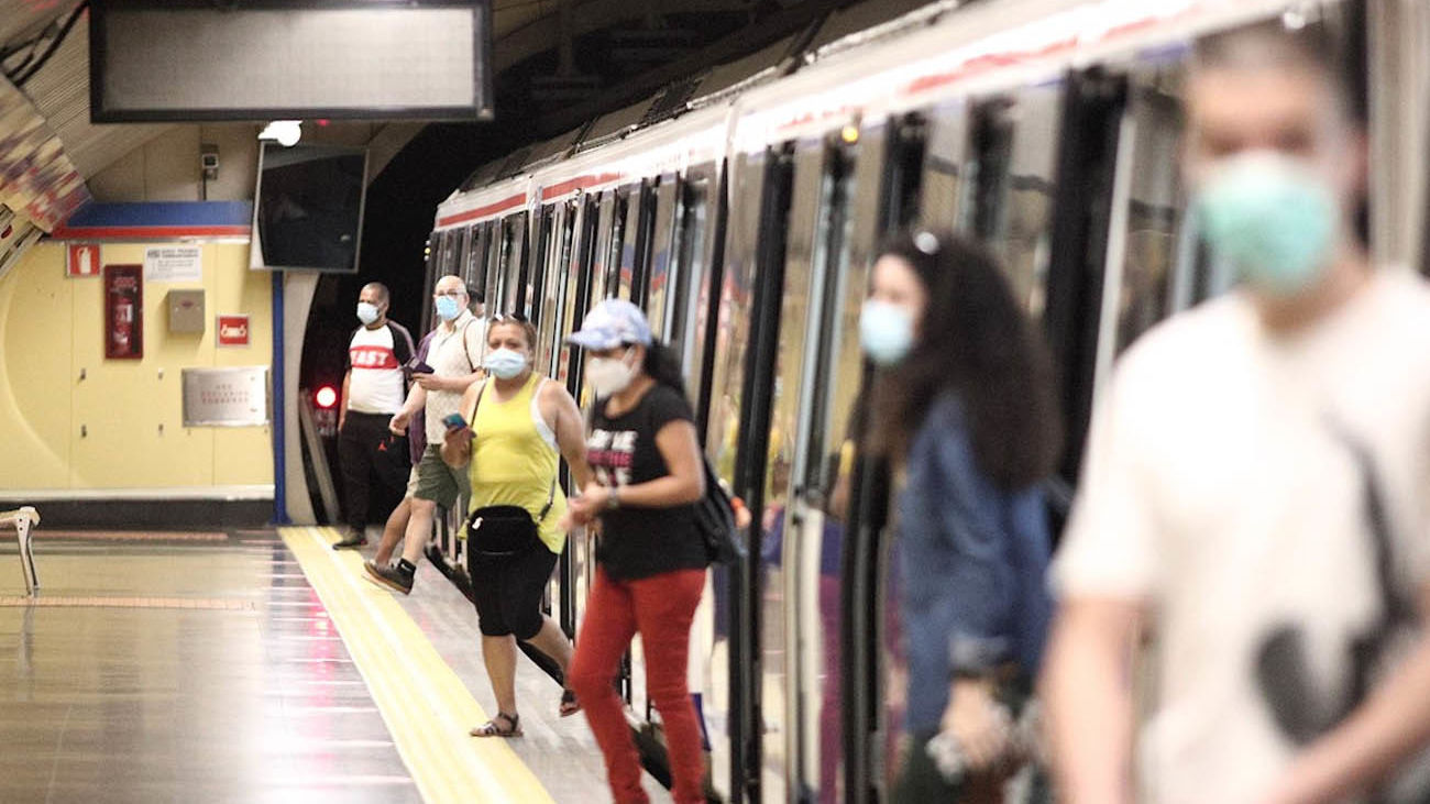Viajeros en el metro de Madrid