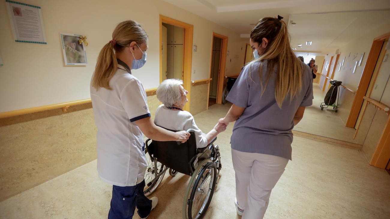 Denuncian al Gobierno y a tres comunidades autónomas por las órdenes dadas en residencias