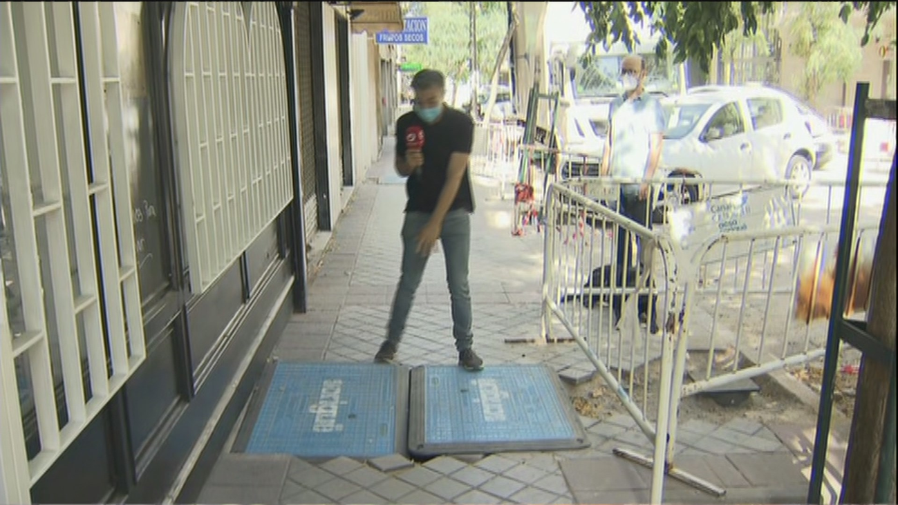 Puntos negros en las aceras que provocan peligrosas caídas en el barrio de Salamanca