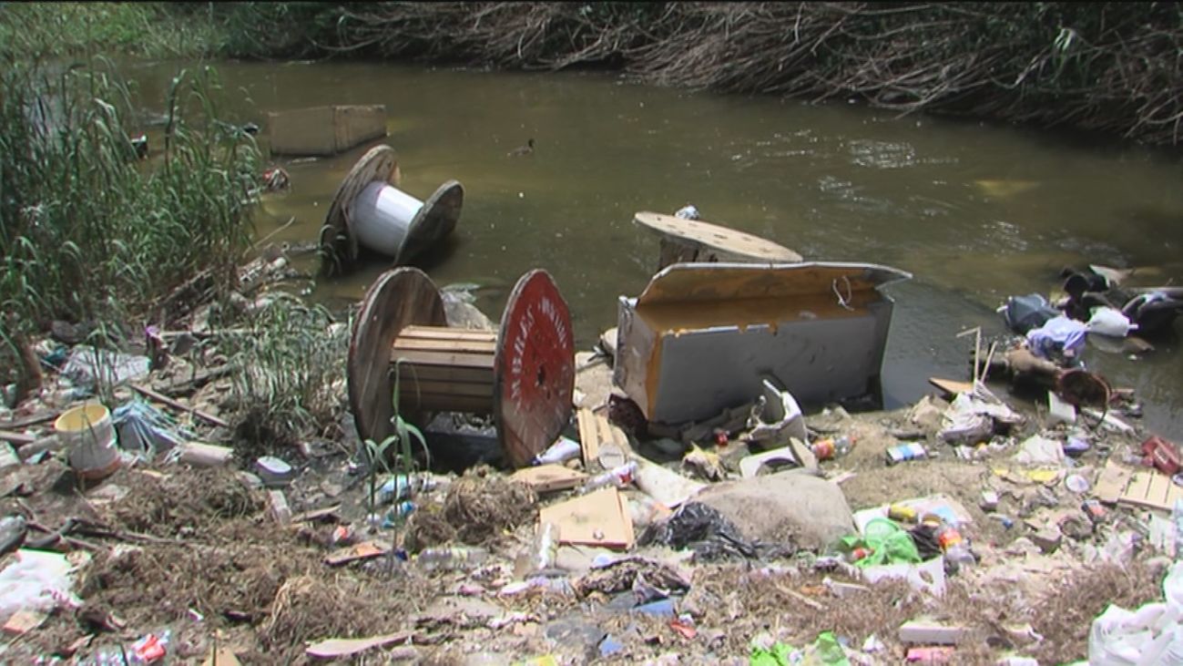 Basura en el río Guadarrama